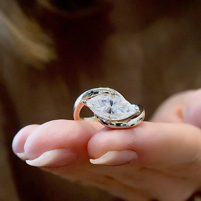 טבעת עם אבן מואסנייט דגם Karin